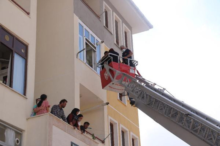 Alevlerden kurtulmak için önce kızını sonra kendisini aşağı attı