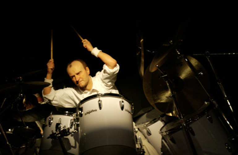 Ünlü müzisyen Phil Collins hayranlarını çok üzdü: Ellerim tutmaz oldu