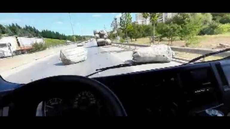 Kamyonetteki çuvallar yola saçıldı Sürücülerin zor anları