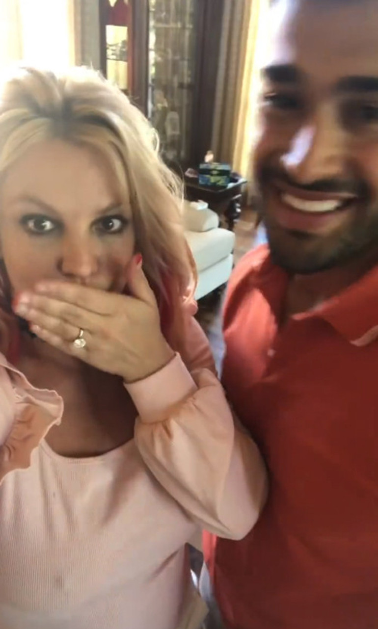 Britney Spears sevgilisi Sam Ashgari ile nişanlandı