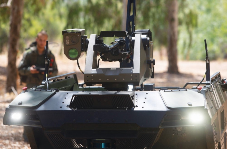 Teknolojik gövde gösterisi Rusya sahaya akıllı askeri robot sürdü