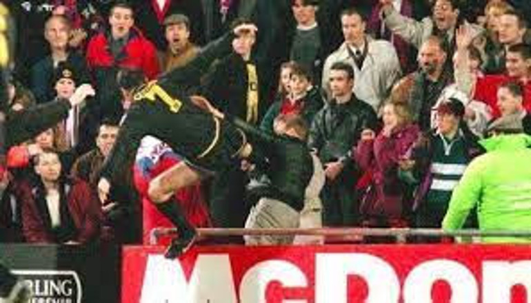 Son Dakika: Eski Malatyasporlu Khalid Boutaib taraftarla kavga etti, Eric Cantonayı hatırlattı