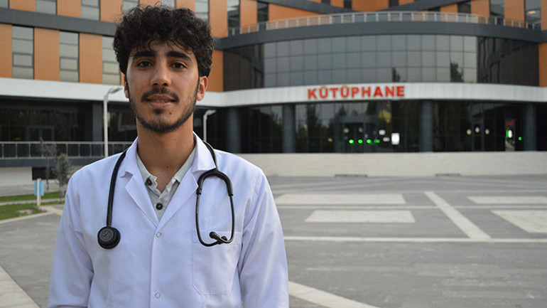 İnşaatında çalıştığı kütüphaneye yıllar sonra tıp için geri döndü