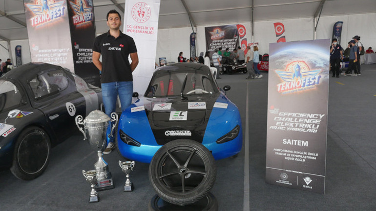 TEKNOFEST’te ikinci gün heyecanı…Yerli üretim araçlar da boy gösteriyor
