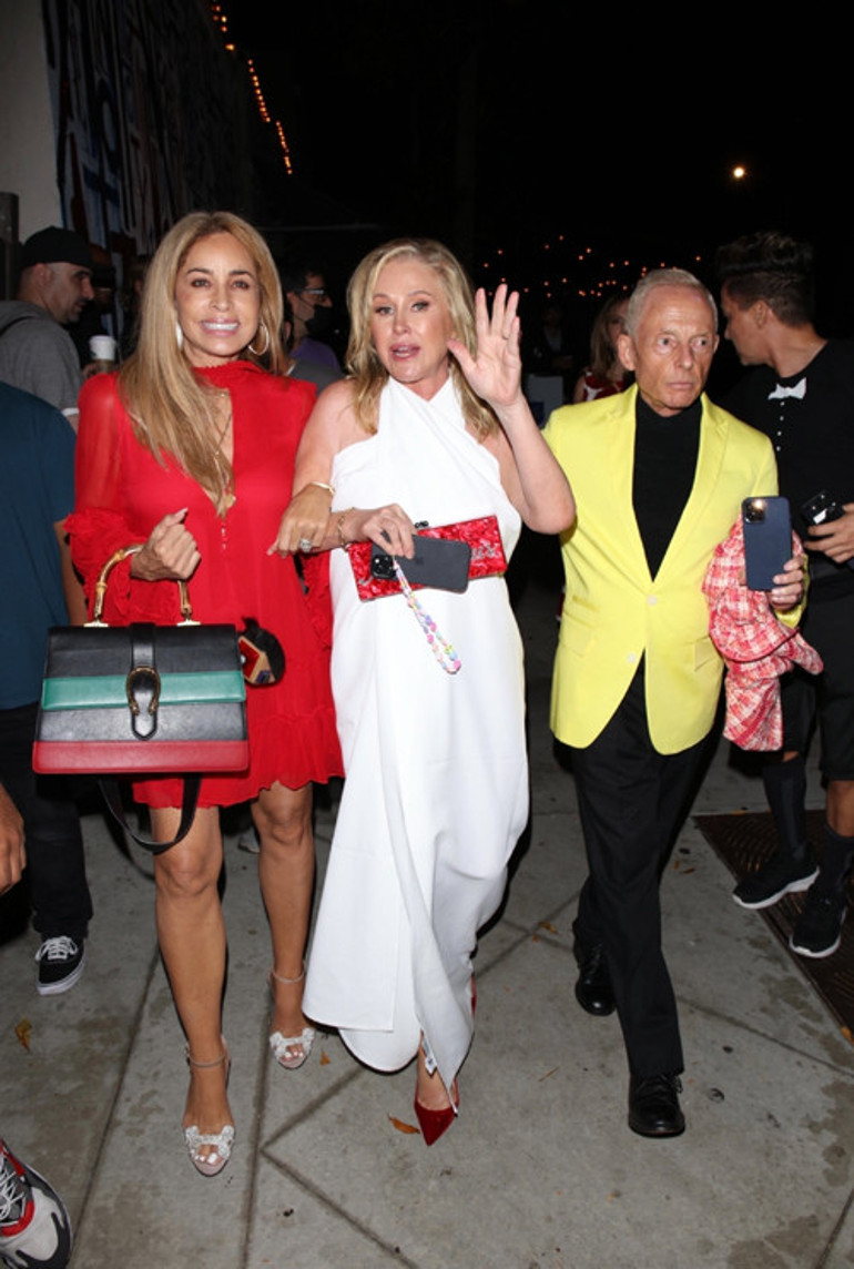 Paris Hiltonun annesi Kathy Hilton elbiseyle girdiği restorandan masa örtüsüne sarınarak çıktı