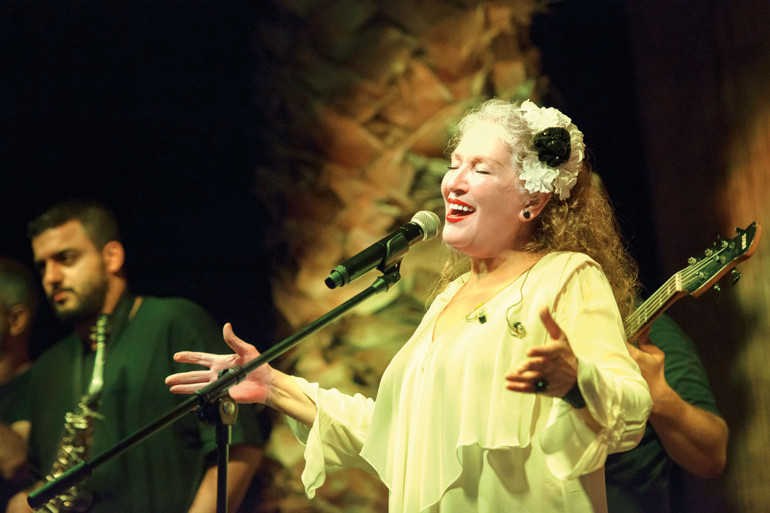 Balkan kızı Suzan Kardeş baştan sona bir hikaye: Kumpanyalar, fotoromanlar, makyaj odasında şarkılar...