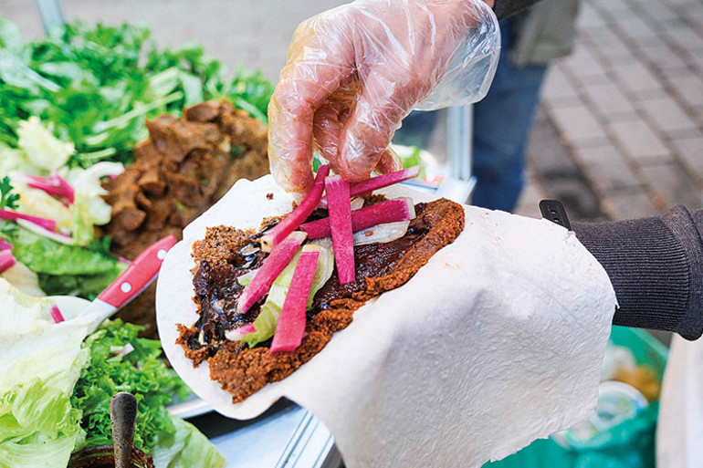 Seyyar satıcının işi zorlaşıyor