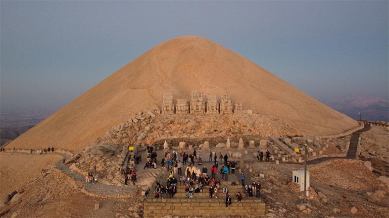 Adıyaman turizmde cazibe merkezi olma yolunda ilerliyor... Nemrut Dağına ziyaretçi akını...