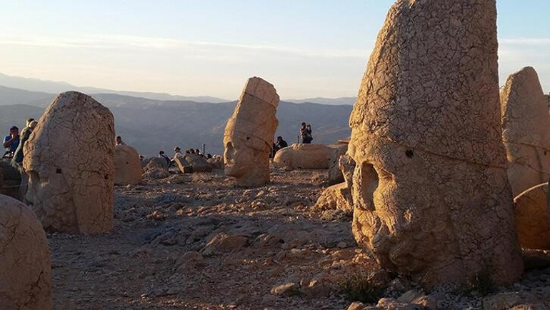 Adıyaman turizmde cazibe merkezi olma yolunda ilerliyor... Nemrut Dağına ziyaretçi akını...
