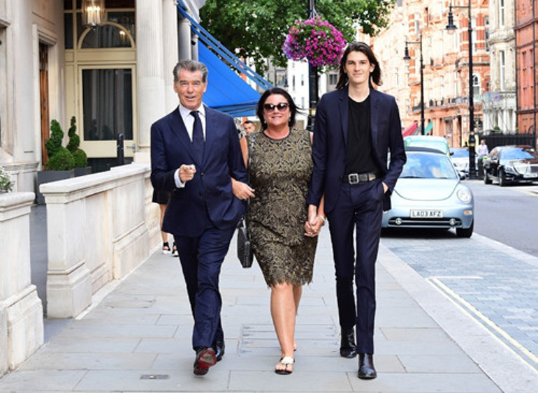 Emekli James Bond milyonların huzurunda 20 yıllık karısı Keely Shale Smithe aşk notu yazdı: Benim tatlı aşkım güneşin etrafında 58inci yolculuğunda