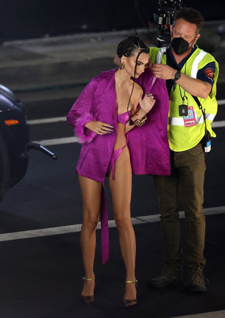 Küçük yaşımdan beri herkes beni cinsel obje olarak gördü:  Emily Ratajkowski güzelliğin bedelini anlattı