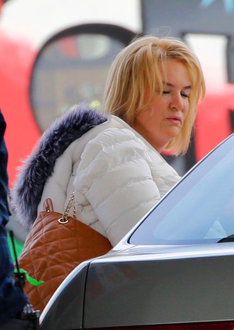 Ünlü oyuncu Renee Zellweger yine tanınmaz hale geldi: Tartışmalı kıyafet dizi setinde