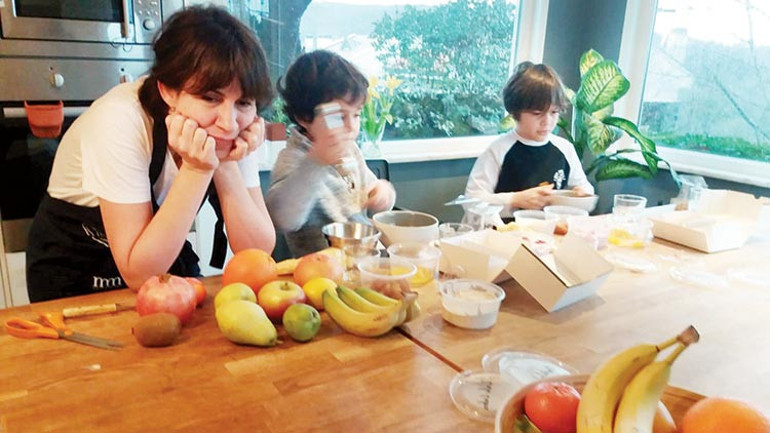 Çocuklarla evde lokanta tabakları da hazırlıyoruz