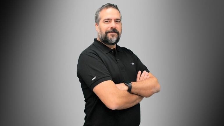 Uzmanlar uyardı... Büyük tehlike Her eve ulaşabilir... Konuşmalarınızı dinliyor