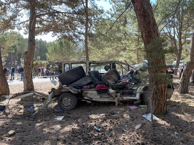 Son dakika... Afyonkarahisarda öğrenci servisi devrildi: 5 kişi hayatını kaybetti