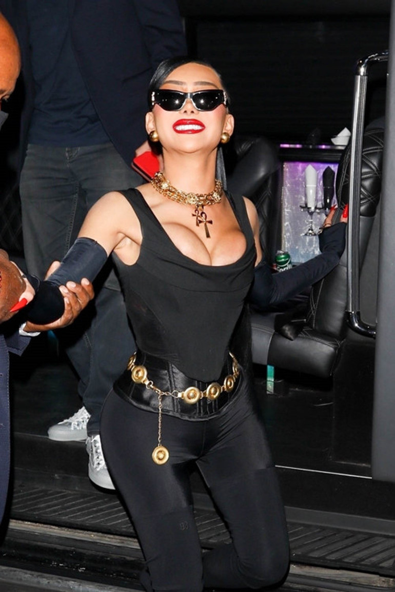 Cardi B. yeni yaşını böyle karşıladı: Ünlü konuklar akın akın onu kutlamaya gitti