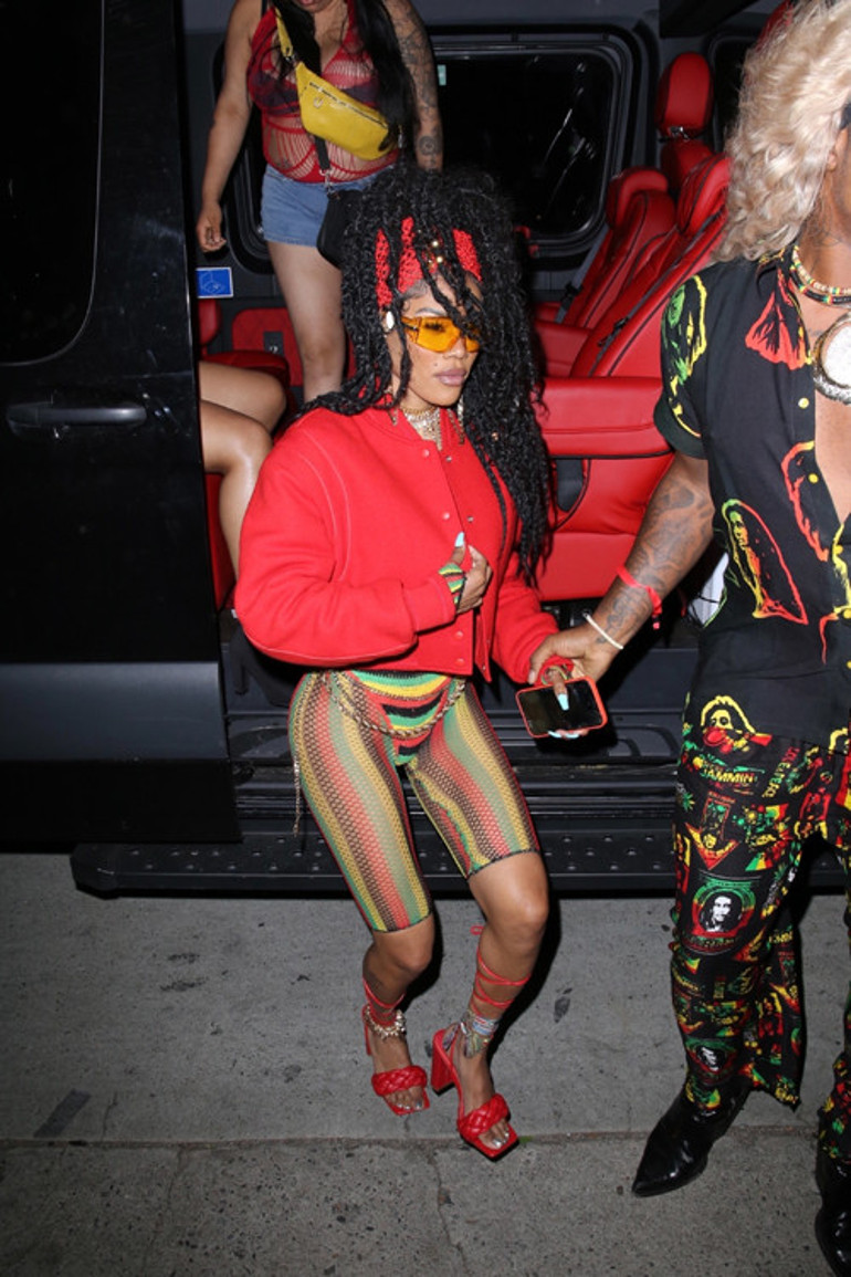 Cardi B. yeni yaşını böyle karşıladı: Ünlü konuklar akın akın onu kutlamaya gitti