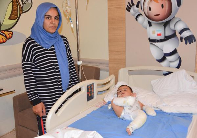 Çaydanlık üzerine devrildi, 10 aylık bebek yaralandı