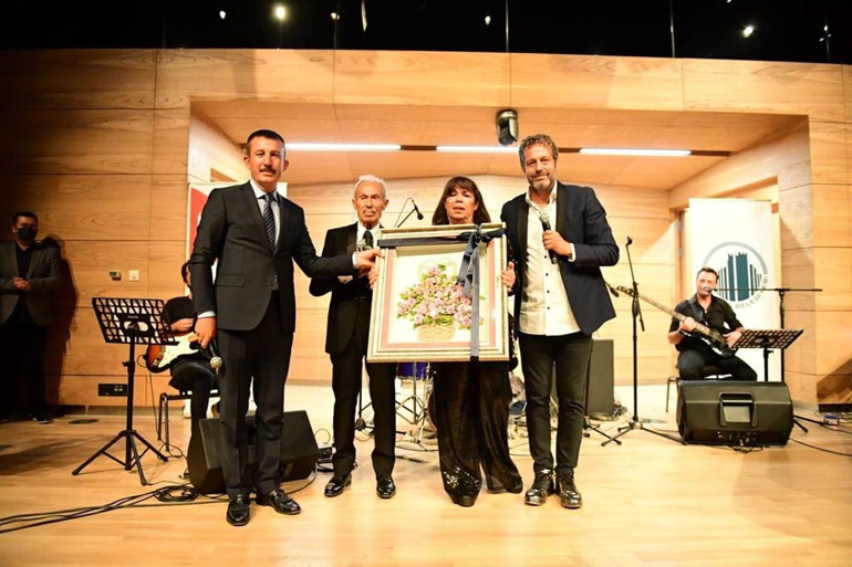 Gururla ve coşkuyla