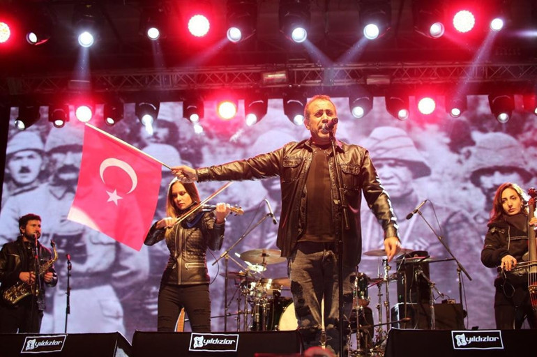 Gururla ve coşkuyla