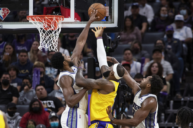 Trae Young 24 sayı 15 asistle geceye damga vurdu