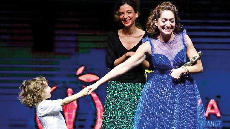 ‘Aile kurumunu dört kişilik fotoğrafla idealize etmekten vazgeçmeliyiz’