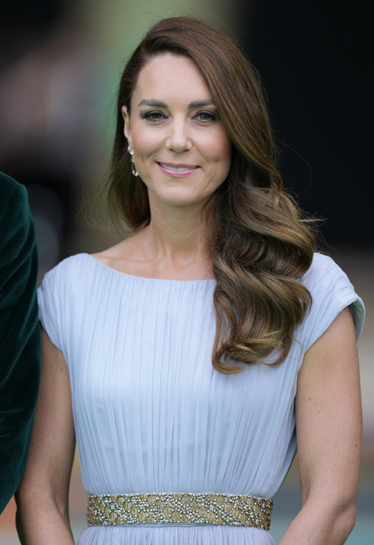 Kate Middleton 10 yılda hiç değişmemiş...  Eski elbisesine gelin kemeri taktı