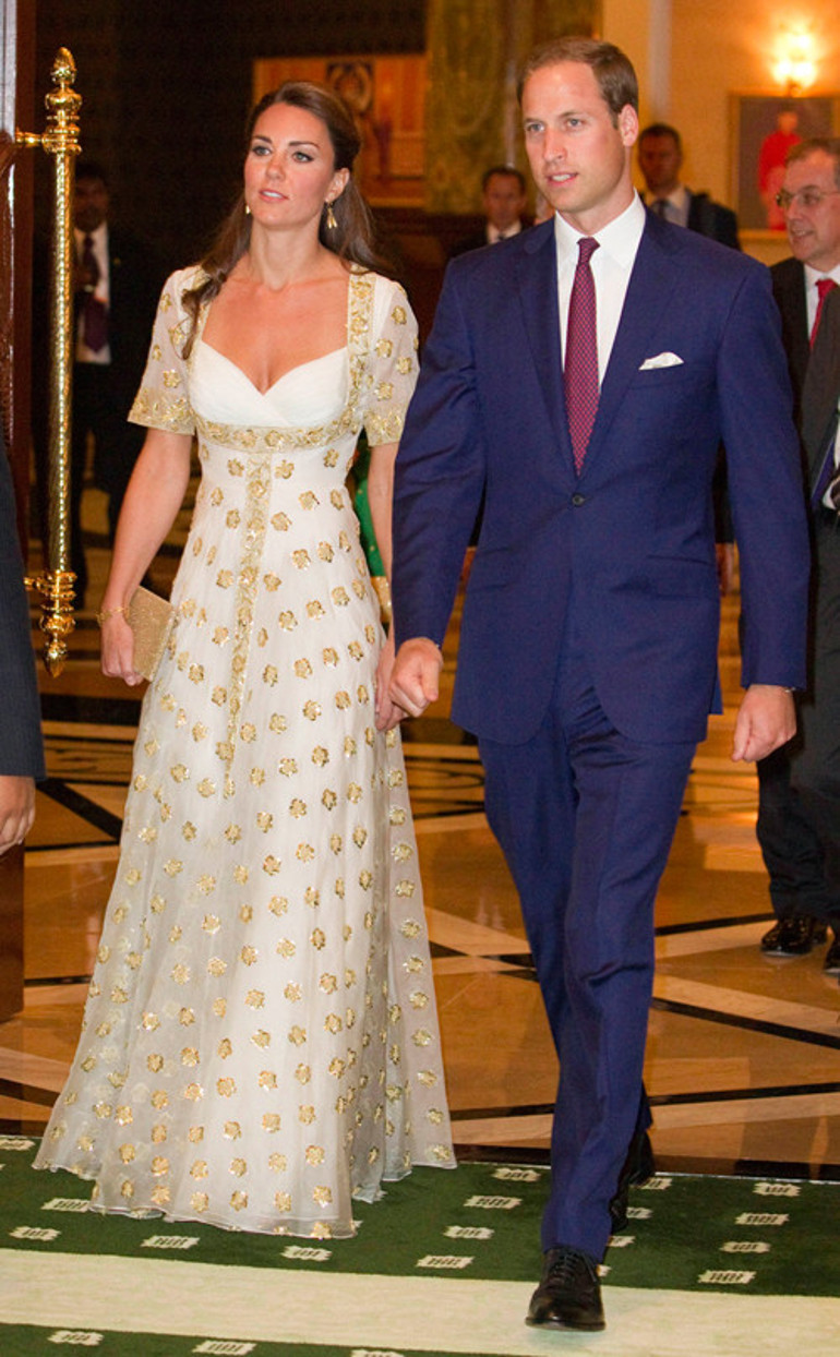 Kate Middleton 10 yılda hiç değişmemiş...  Eski elbisesine gelin kemeri taktı