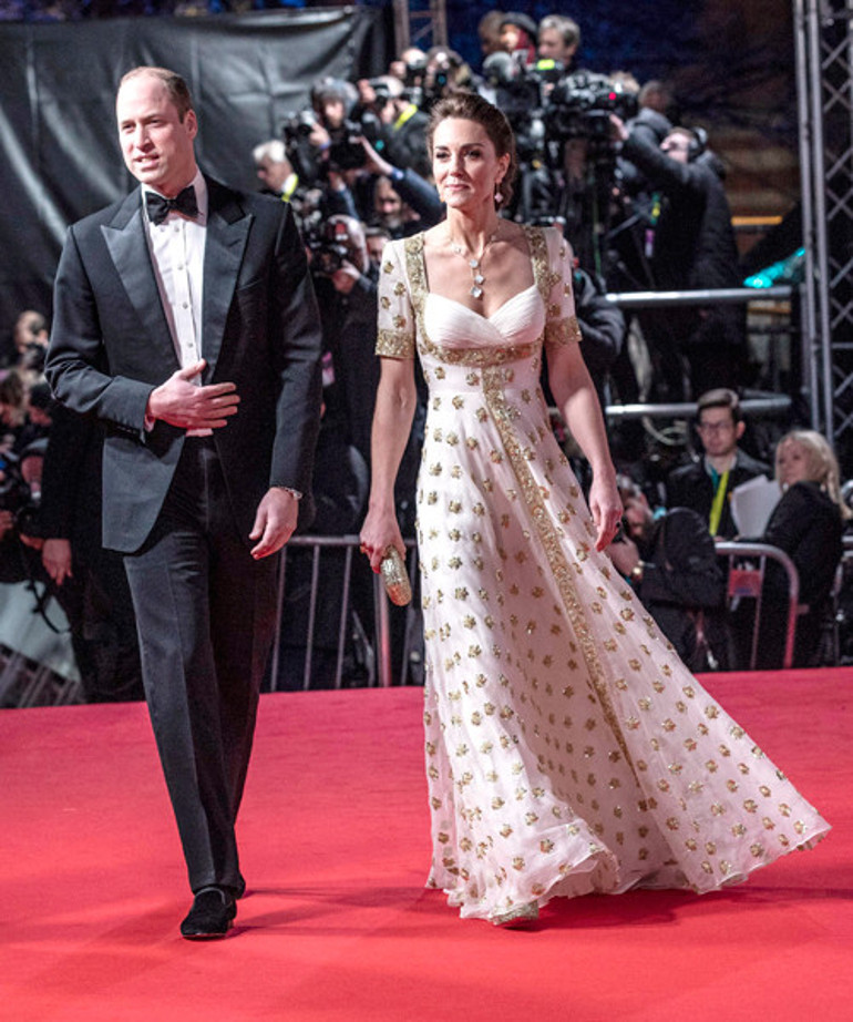 Kate Middleton 10 yılda hiç değişmemiş...  Eski elbisesine gelin kemeri taktı