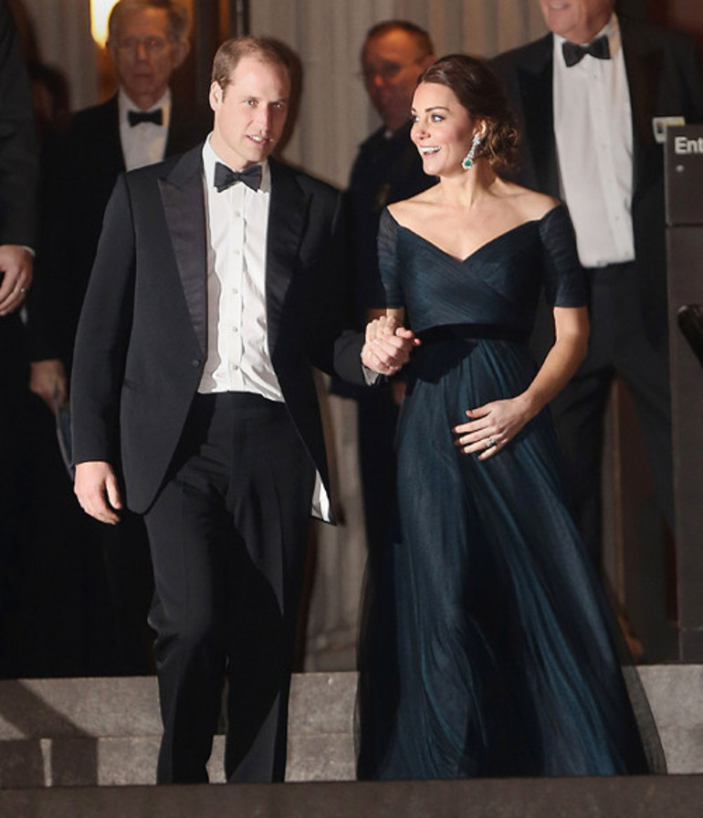 Kate Middleton 10 yılda hiç değişmemiş...  Eski elbisesine gelin kemeri taktı