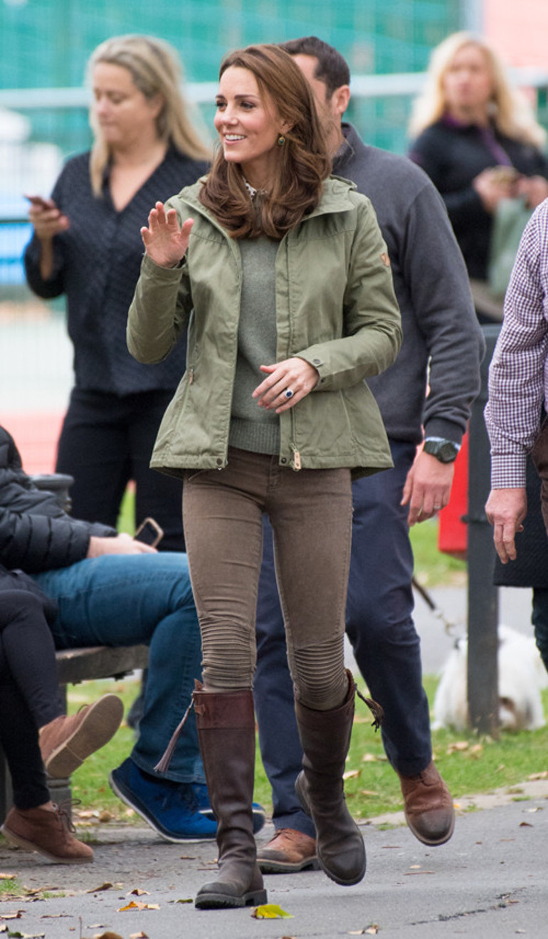 Kate Middleton 10 yılda hiç değişmemiş...  Eski elbisesine gelin kemeri taktı