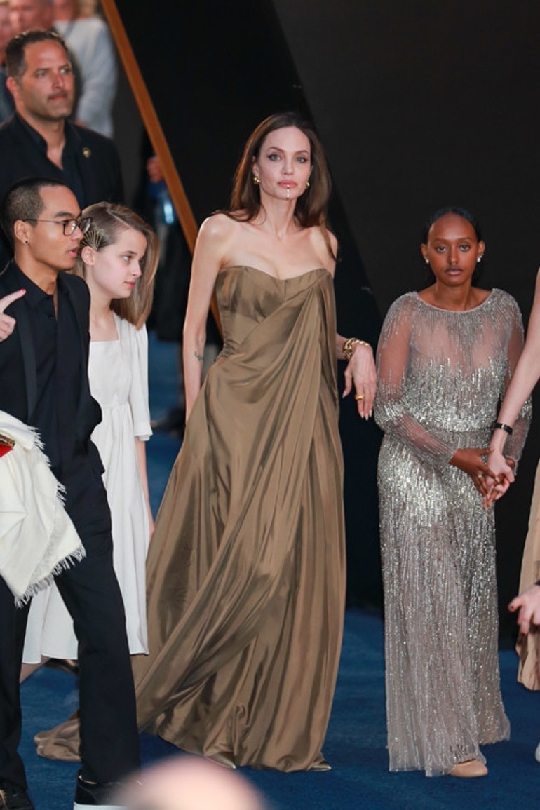 Angelina Jolie çocuklarıyla galada: İki kızı da şaşırttı