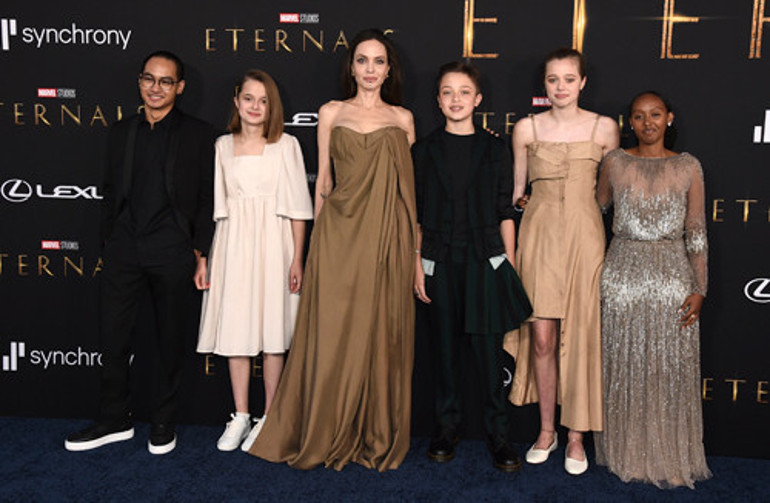 Angelina Jolie çocuklarıyla galada: İki kızı da şaşırttı