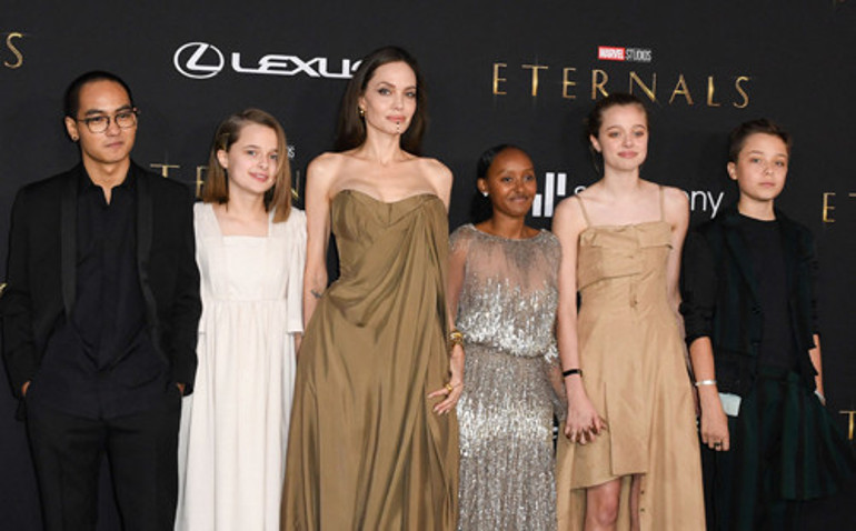 Angelina Jolie çocuklarıyla galada: İki kızı da şaşırttı