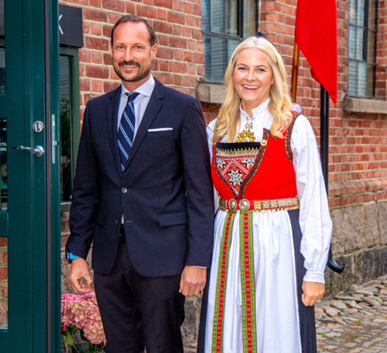 İlk çocuklu gelin büyücülükle bile suçlanmıştı: Şimdi sarayında, eşinin tahta geçeceği günü bekliyor