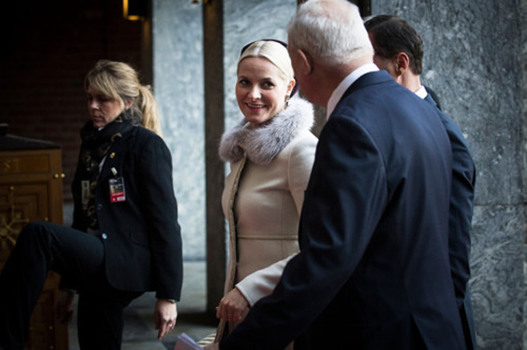 İlk çocuklu gelin büyücülükle bile suçlanmıştı: Şimdi sarayında, eşinin tahta geçeceği günü bekliyor