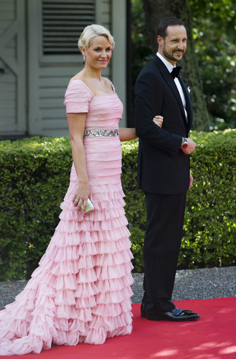 İlk çocuklu gelin büyücülükle bile suçlanmıştı: Şimdi sarayında, eşinin tahta geçeceği günü bekliyor