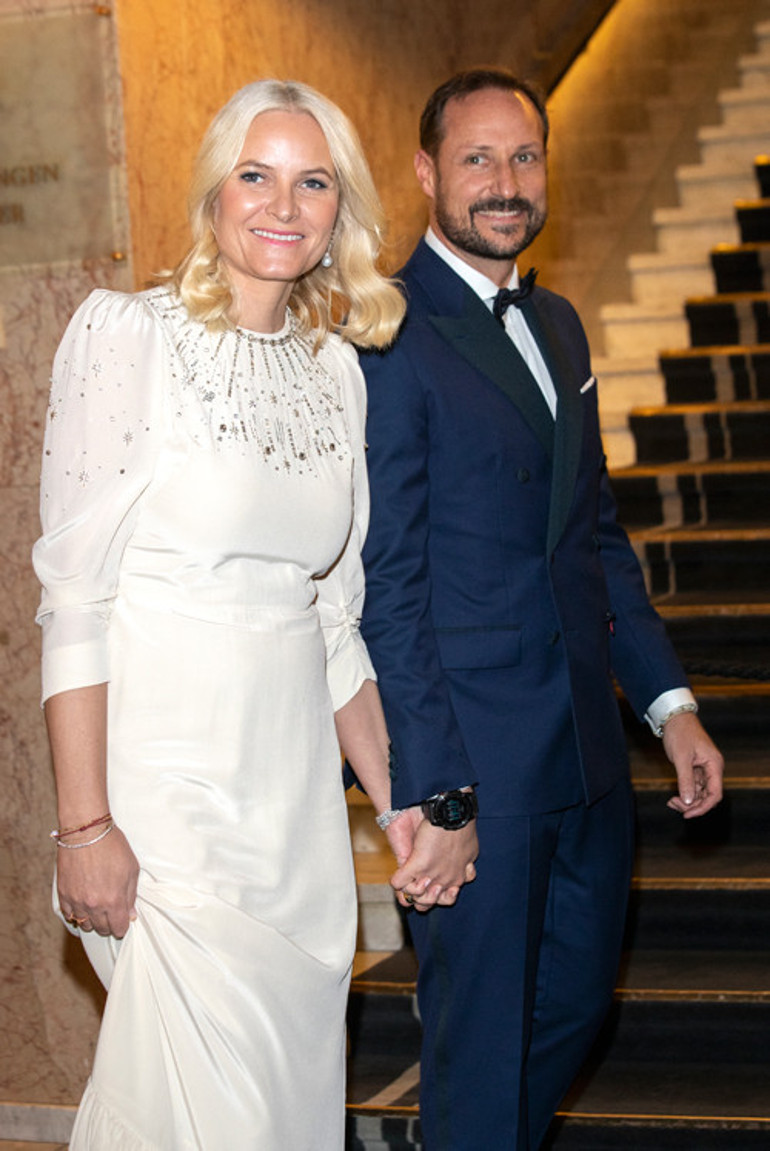 İlk çocuklu gelin büyücülükle bile suçlanmıştı: Şimdi sarayında, eşinin tahta geçeceği günü bekliyor