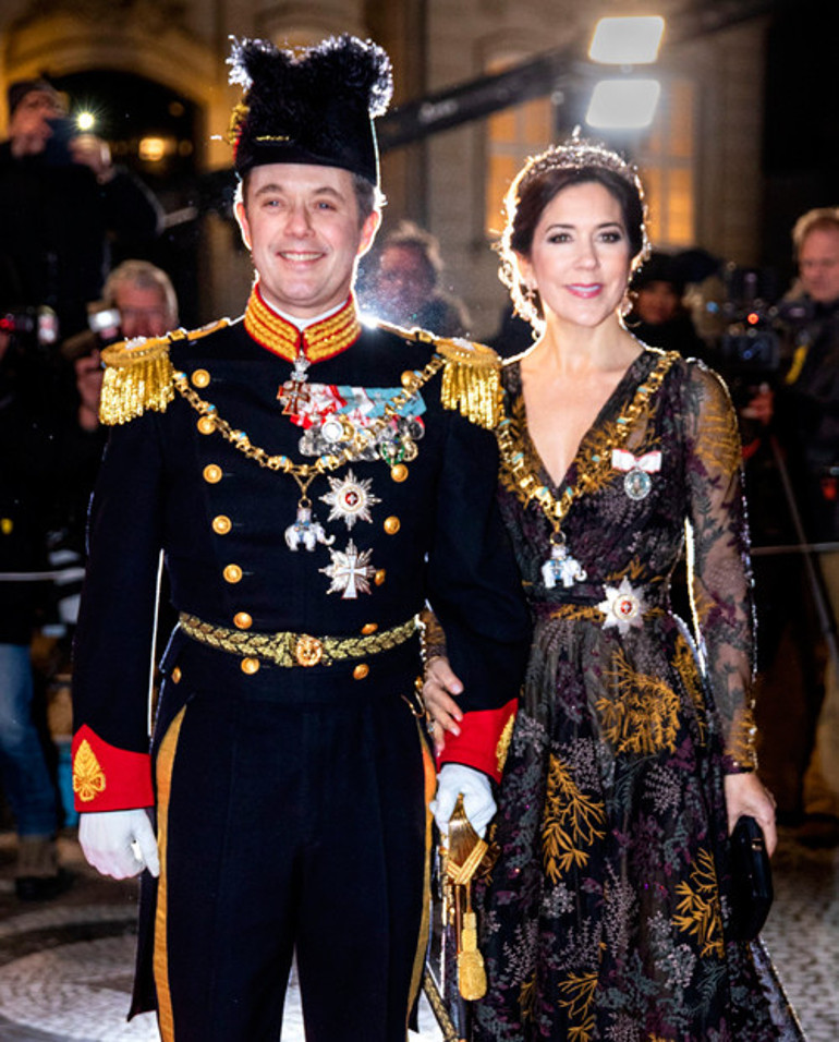 İlk çocuklu gelin büyücülükle bile suçlanmıştı: Şimdi sarayında, eşinin tahta geçeceği günü bekliyor