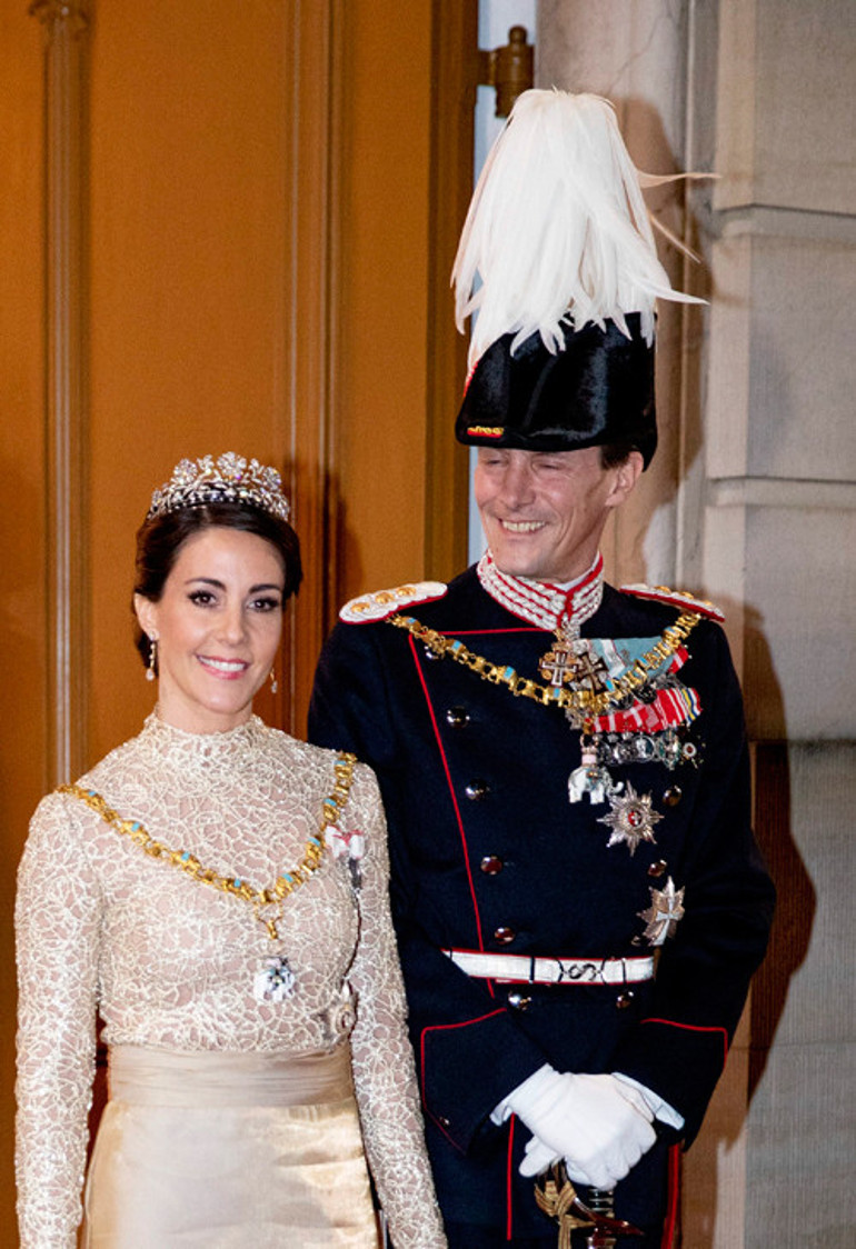 İlk çocuklu gelin büyücülükle bile suçlanmıştı: Şimdi sarayında, eşinin tahta geçeceği günü bekliyor