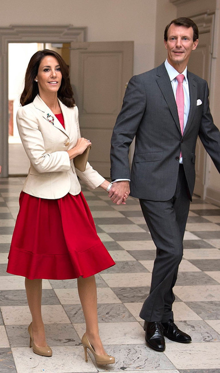 İlk çocuklu gelin büyücülükle bile suçlanmıştı: Şimdi sarayında, eşinin tahta geçeceği günü bekliyor