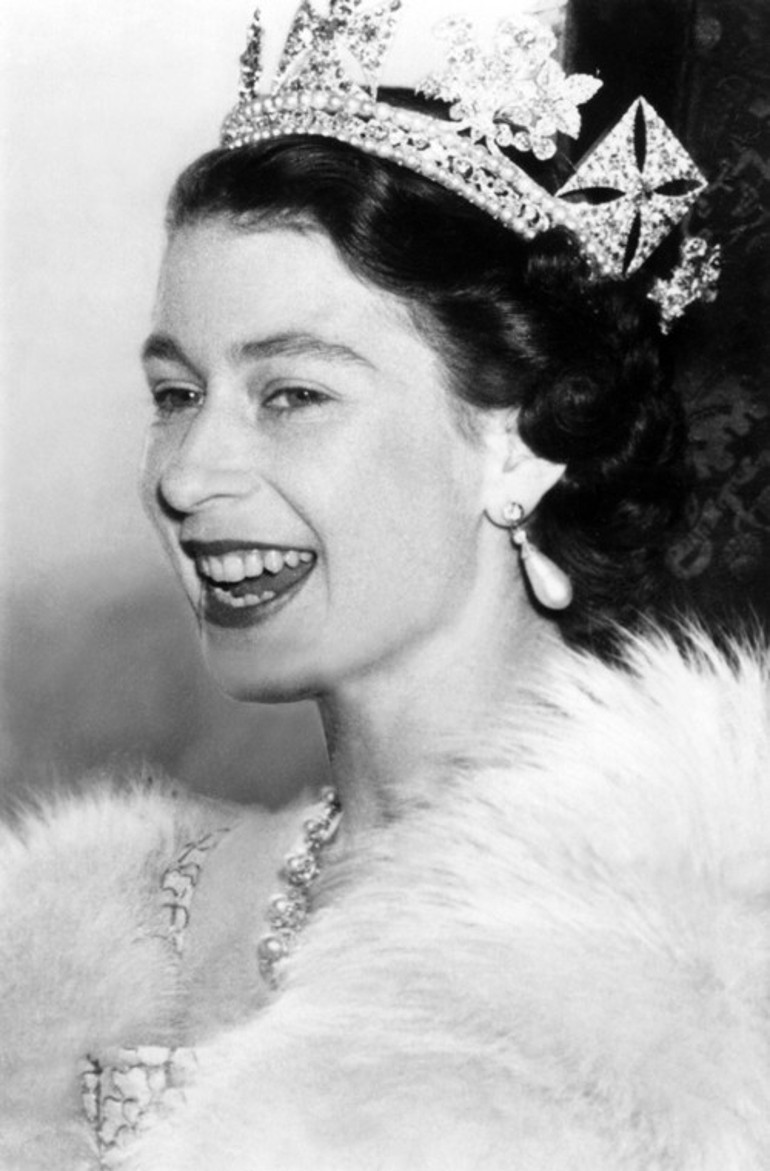 Kraliçe 2. Elizabethe ne oluyor Yıllara meydan okuyordu, ama doktorlara boyun eğdi