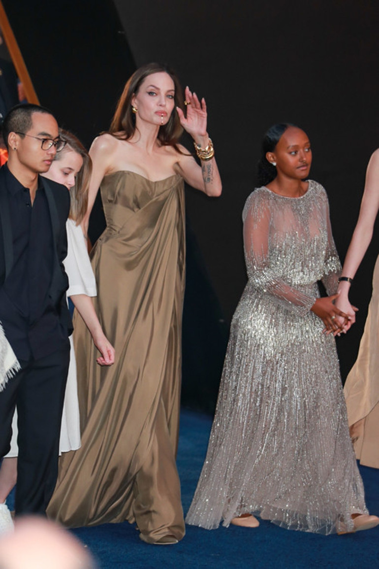 Onca servete sahip ama Angelina Jolie çocuklarını eski giysilerle büyütüyor