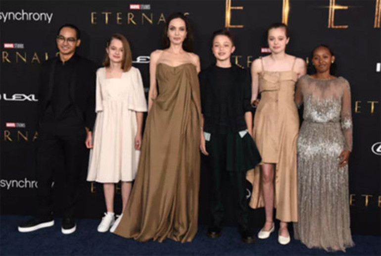 Onca servete sahip ama Angelina Jolie çocuklarını eski giysilerle büyütüyor