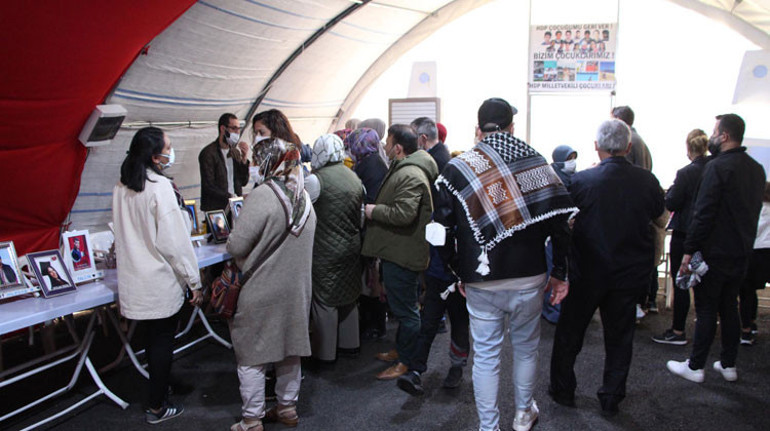 Gurbetçilerden evlat nöbetindeki ailelere ziyaret