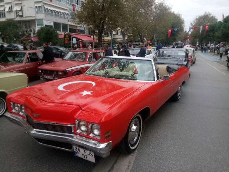 Kadıköyde klasik otomobillerle Yaşasın Cumhuriyet konvoyu