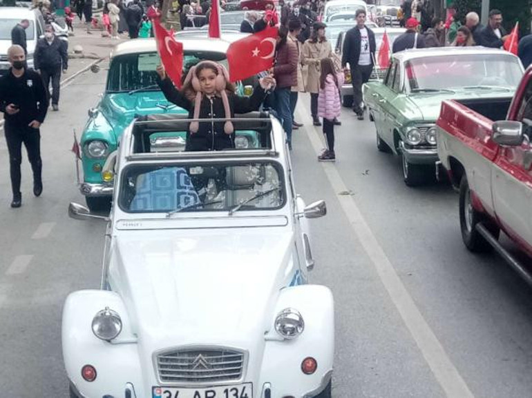 Kadıköyde klasik otomobillerle Yaşasın Cumhuriyet konvoyu