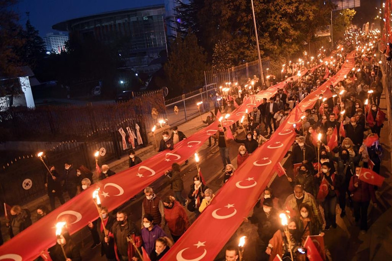 Cumhuriyet ateşi kenti aydınlattı