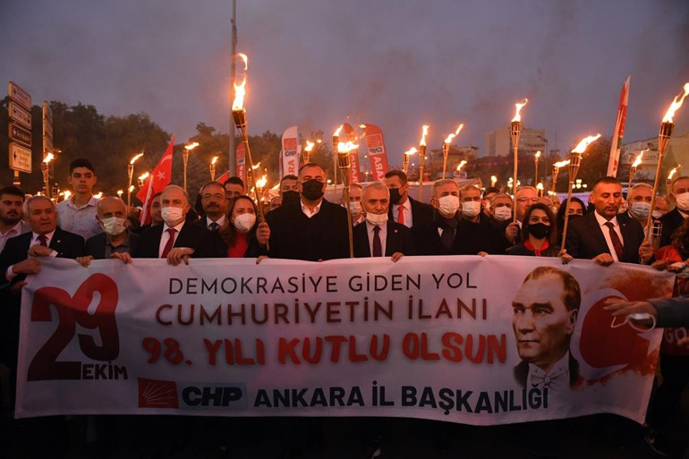 Cumhuriyet ateşi kenti aydınlattı