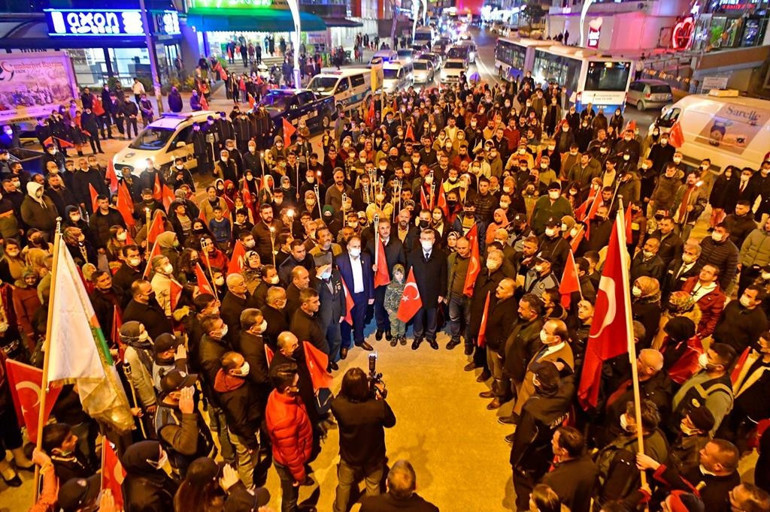 Cumhuriyet ateşi kenti aydınlattı